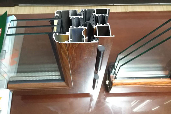 鋁塑門(mén)窗與傳統(tǒng)鋁合金門(mén)窗之比較